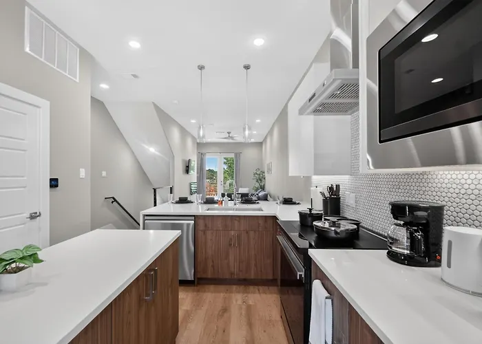 Stylish 2-story Dual Near Downtown Fw *