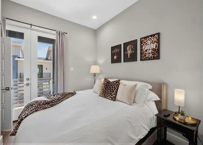 Stylish 2-story Dual Near Downtown Fw * Fort Worth