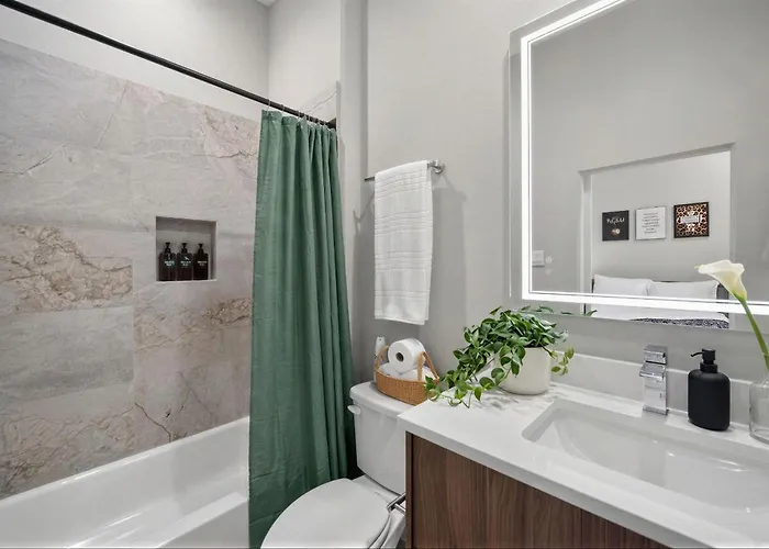 Stylish 2-story Dual Near Downtown Fw