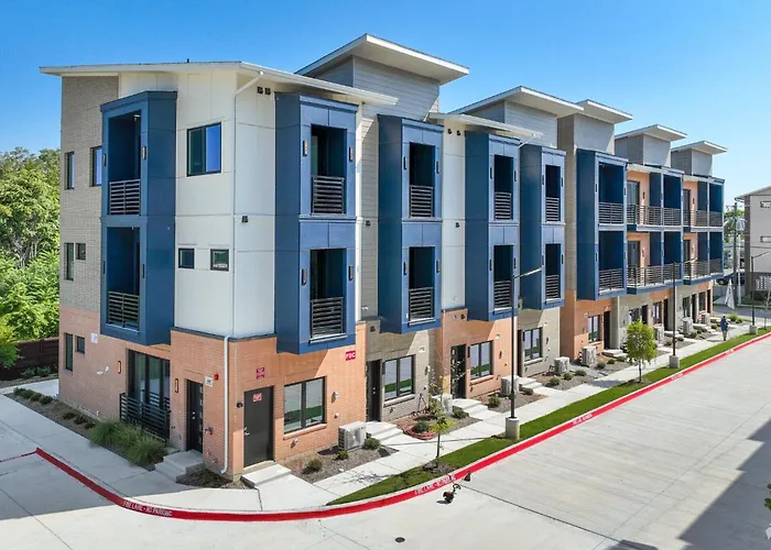 Stylish 2-story Dual Near Downtown Fw