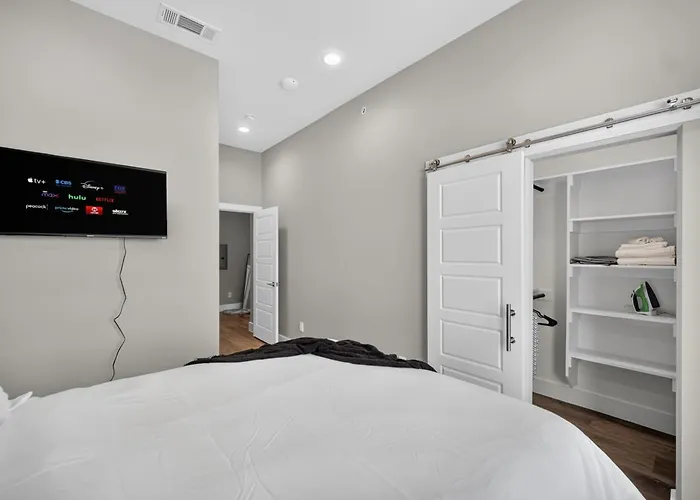 Stylish 2-story Dual Near Downtown Fw